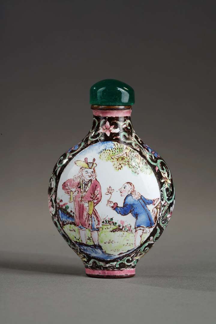 Snuff bottle Canton enamels with a European decor and flowers
